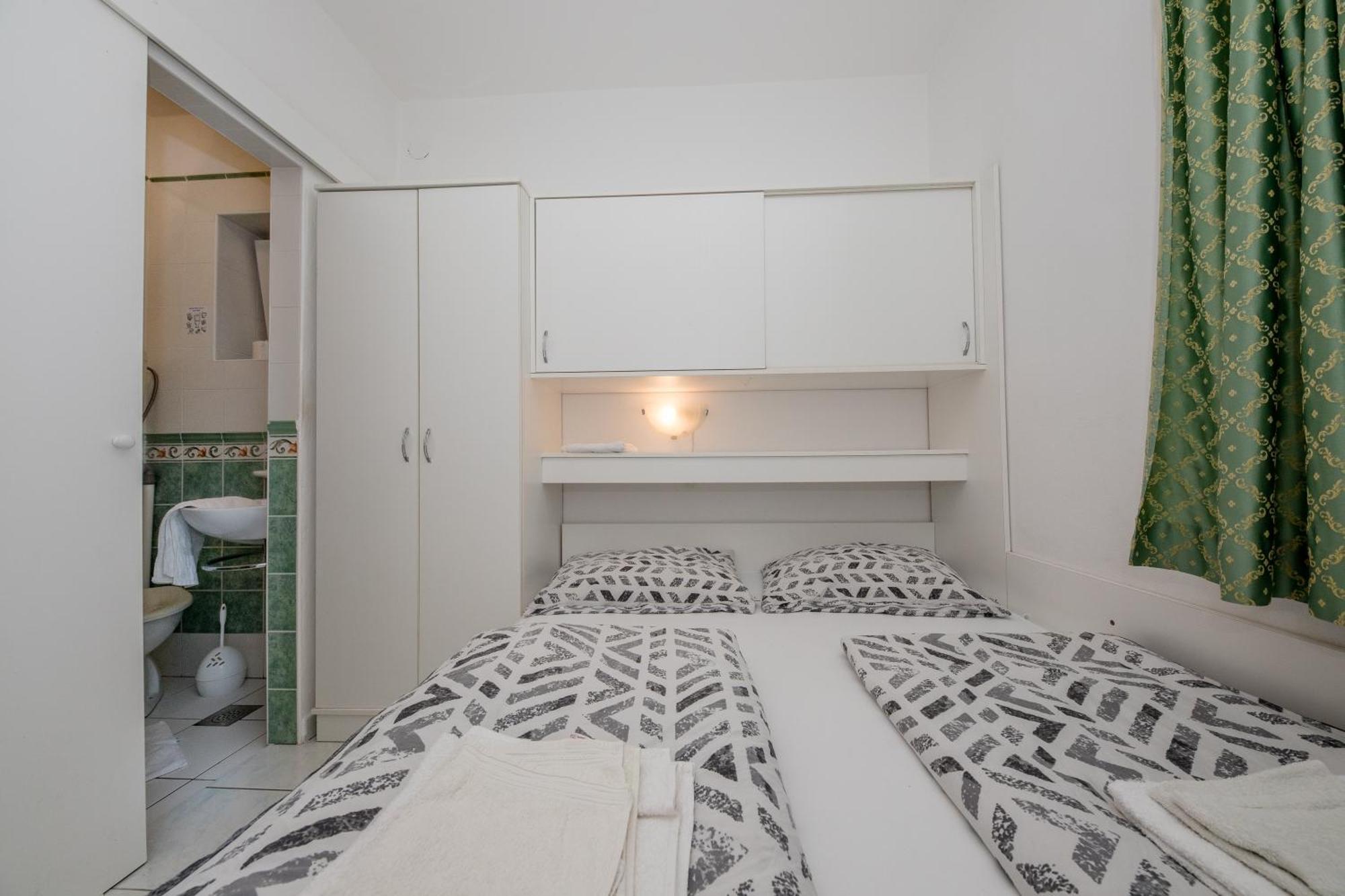 Apartments And Rooms By The Sea Supetarska Draga - Gornja, Rab - 11579 Room photo