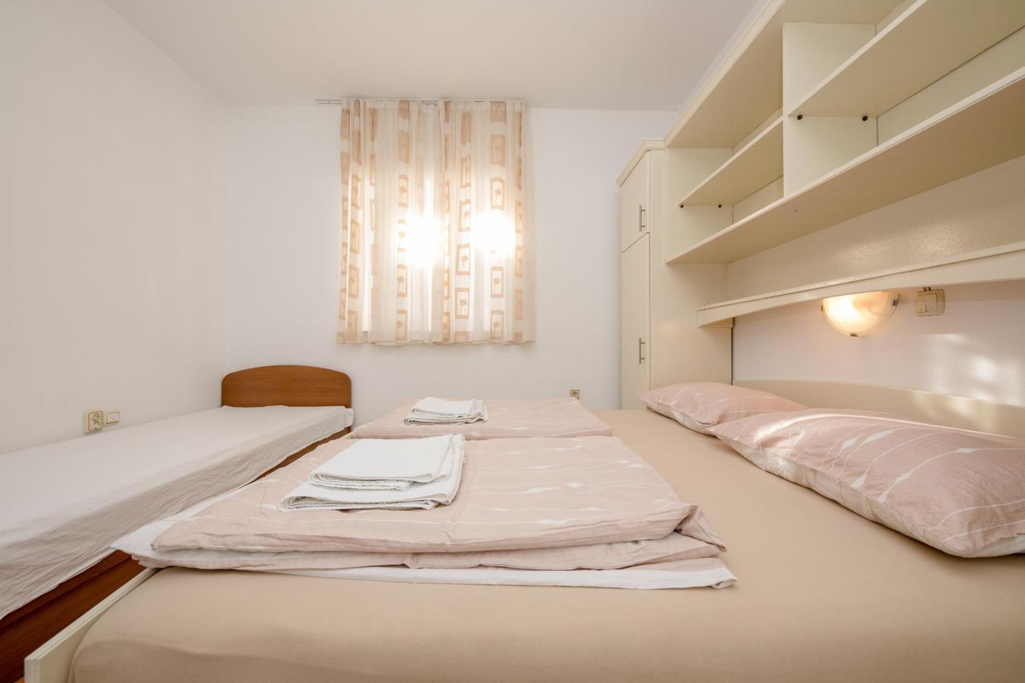 Apartments And Rooms By The Sea Supetarska Draga - Gornja, Rab - 11579 Room photo